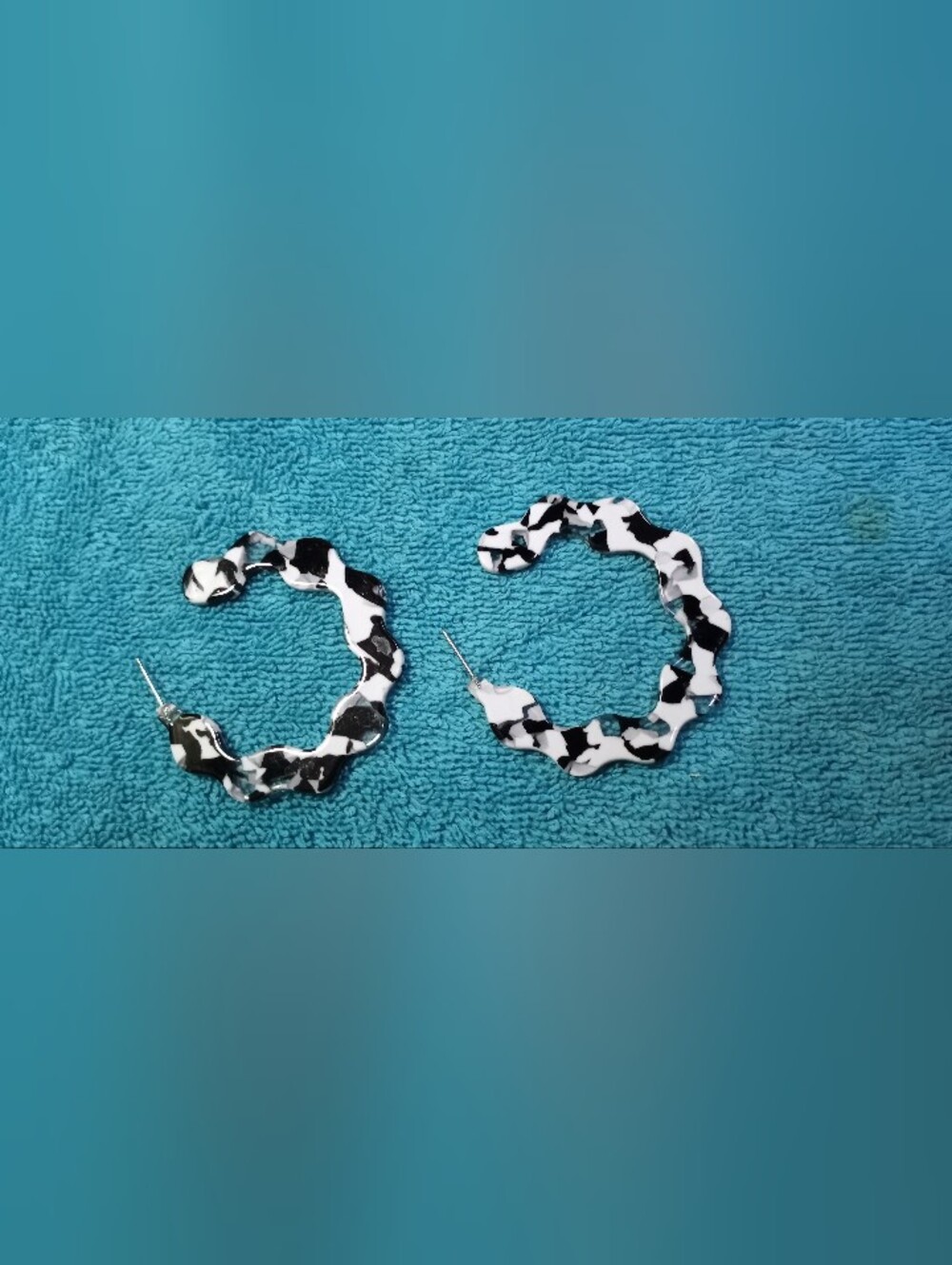 Black & White Wavy Hoop Earrings
